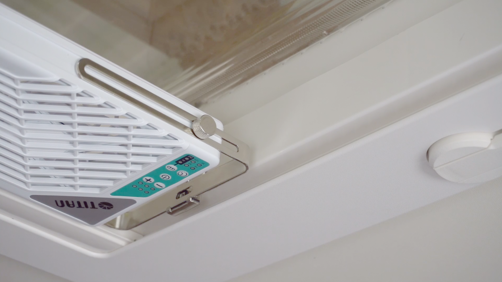 Dachfensterlüfter mit Fernbedienung TTC-SC21/V4+